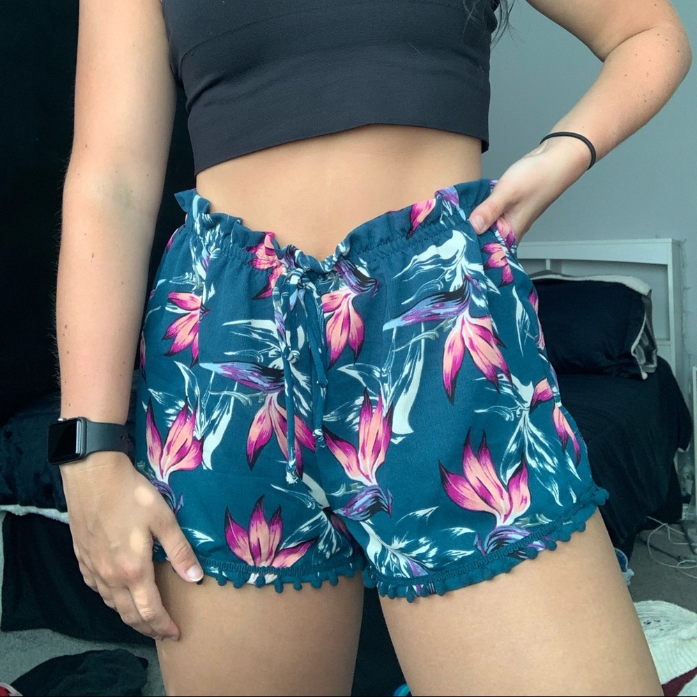 *NEVER BEEN WORN* Blue floral print flowy shorts